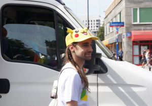 Uczestnik parady w czapce pikachu