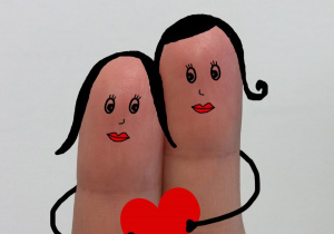 2 palce symbolizujące 2 dziewczyny.
